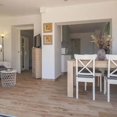 Encantador Con Terraza Cerca De La Playa - Es-325-29 *